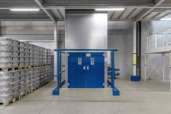 The cost of a goods lift depends on various criteria. 