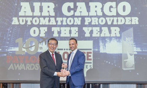 Mr Steven Lee, Chairman of SAAA@Singapore hands over the award to Nicholas Tripptree