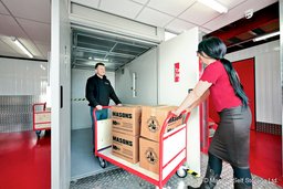 Interner Transport nach der Installation des Lastenaufzugs ESCORTA.