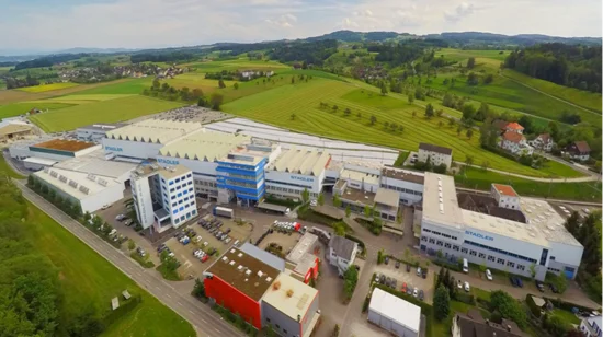 Am Hauptsitz von Stadler in Bussnang sorgt ein neuer Lastenaufzug von Lödige Industries für eine Optimierung der Produktion | Bildquelle: Stadler