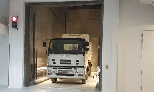 Lifts for lorries and trucks